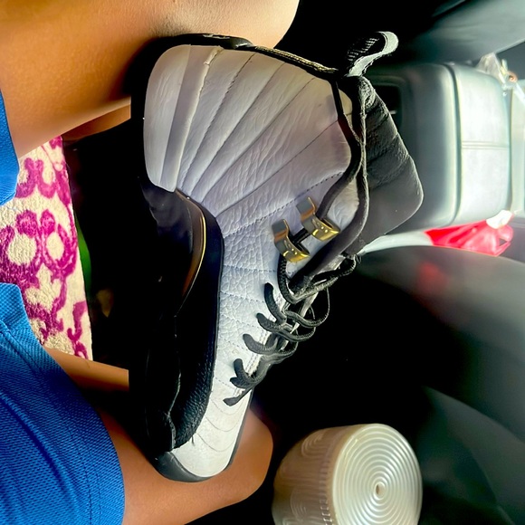 Selling Jordan’s black white and yellow size 5Y - Picture 1 of 1
